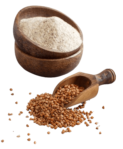 Puinen kippo täynnä viljaa ja puinen kauha, symboloiden tattarin viljelyä ja luonnonmukaisuutta.